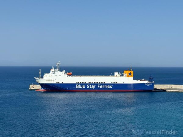 Πυρκαγιά στο φορτηγό πλοίο «BLUE CARRIER 2» της Attica Group βόρεια της Μυκόνου