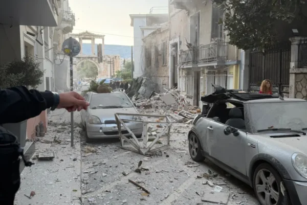 Ισχυρή έκρηξη σε κτίριο στην Πλάκα – Σε εξέλιξη επιχείρηση απεγκλωβισμού
